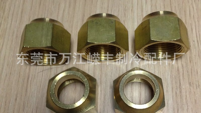 冷凝器散热面积的计算公式如下：
